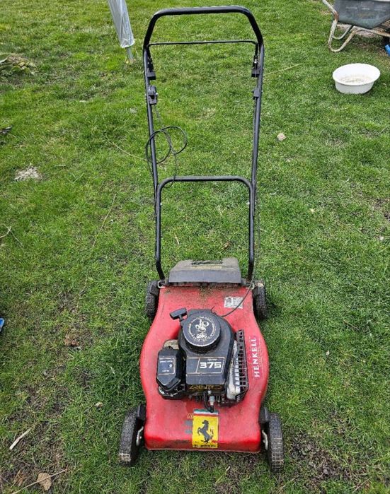 Mașină de tuns iarba