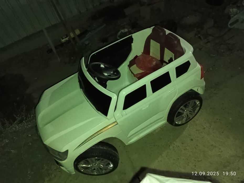 Машина детская белая