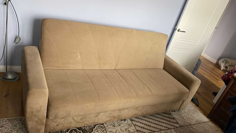 бархатный диван цвета беж