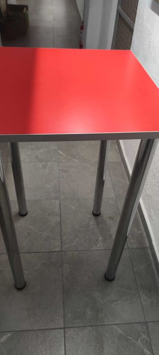 Masa inalta cu blat din PAL si picioare metalice reglabile, rezistenta