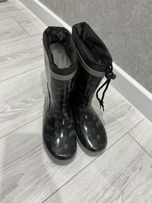 Продам резиновые сапоги.