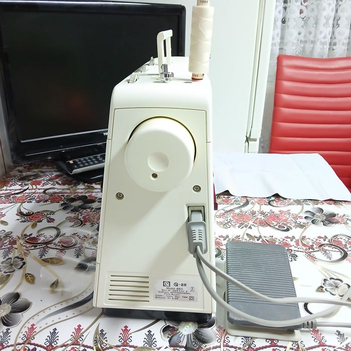 Masina de cusut PRIVILEG cu butoniera automata dintr-un singur pas