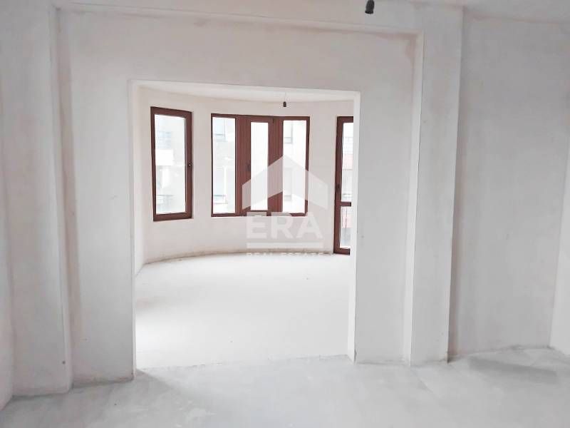 Просторен  три спален апартамент в готова сграда с включено парко мяст