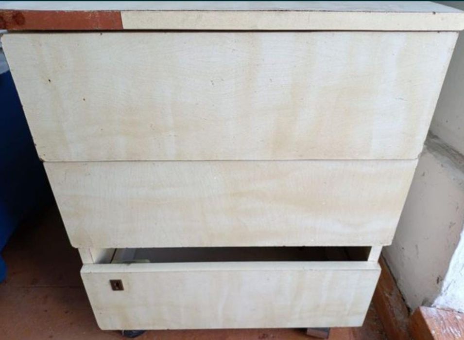 Тумбочка белая .