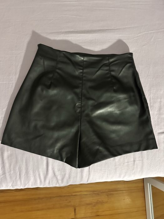 Къси кожени панталонки Zara