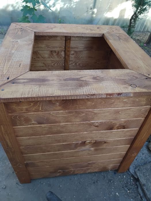 Кашпи , саксии от дърво.