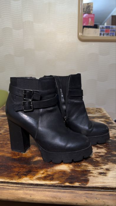 Продаю ботильоны на платформе :)