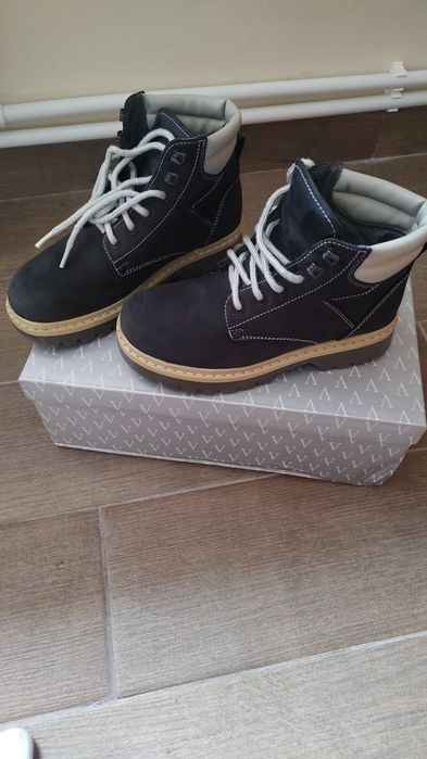 Vând ghete de piele