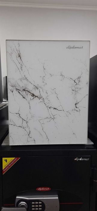 Mini muzlatgichlariga o'xshash dizayndagi seyf Diplomat. Сейф Diplomat