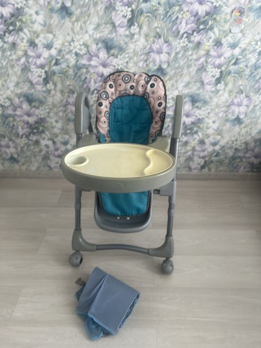 Продам детский столик для кормления.