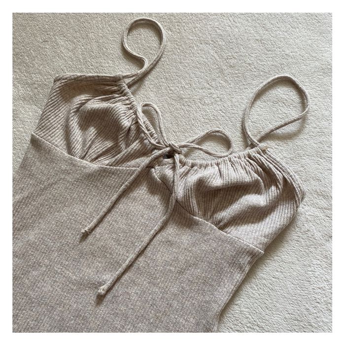 Бежова рокля Bershka