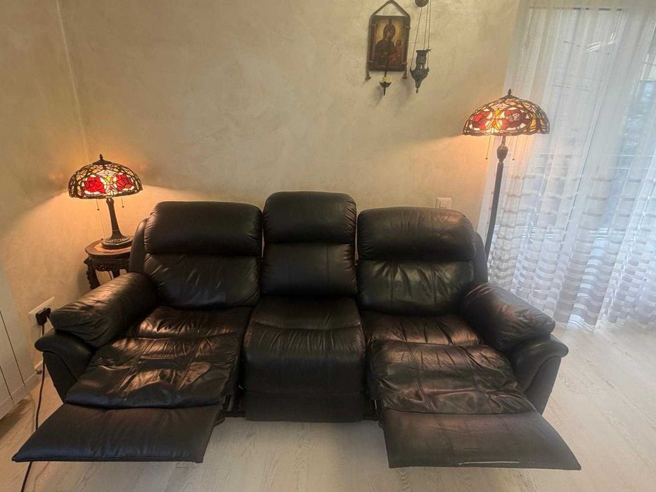 Canapea piele neagră cu recliner 3 locuri