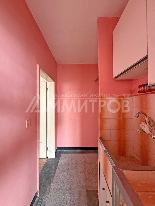 Продава гарсониера 40 м2. в центъра на гр. Нови пазар, САНИРАН жилищен блок. Нисък етаж.