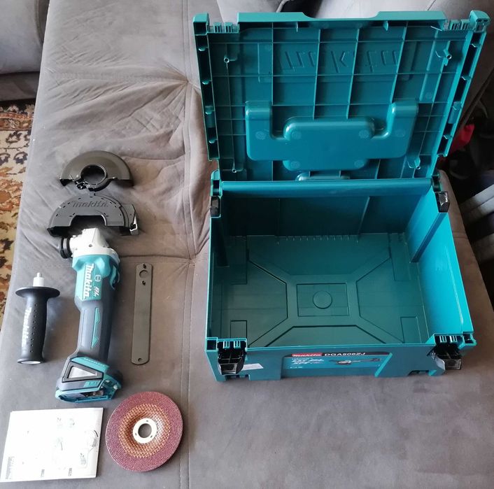 Ъглошлайф Макита, безчетков с куфар. Без батерия.