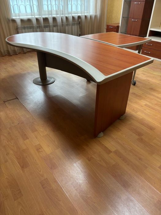 Офисный стол