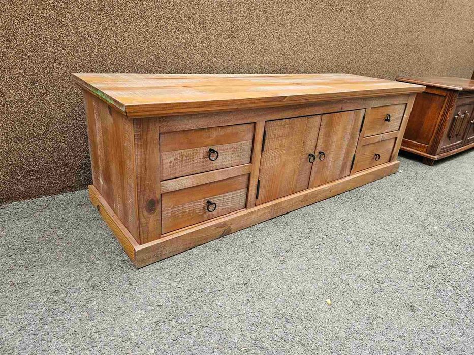 Шкаф изработен изцяло от дърво