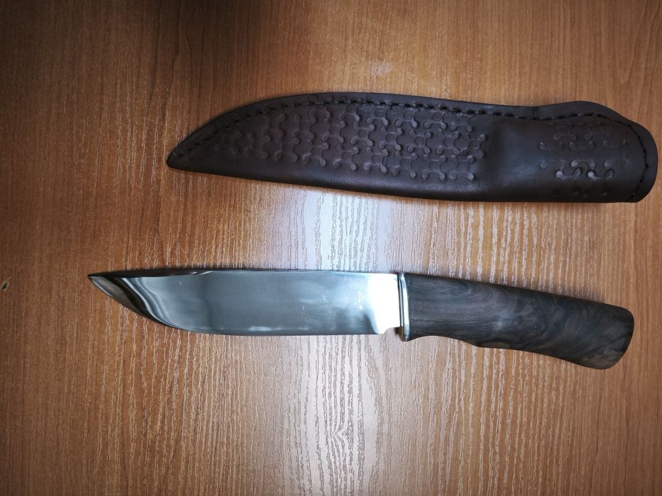 Чисто нов ловен нож с дръжка от орех и кания от телешки бланк