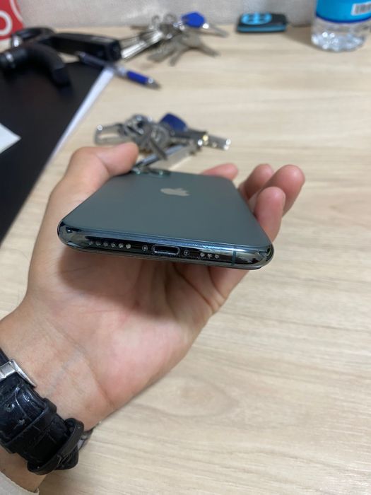 Ideal holatdagi iPhone sotiladi