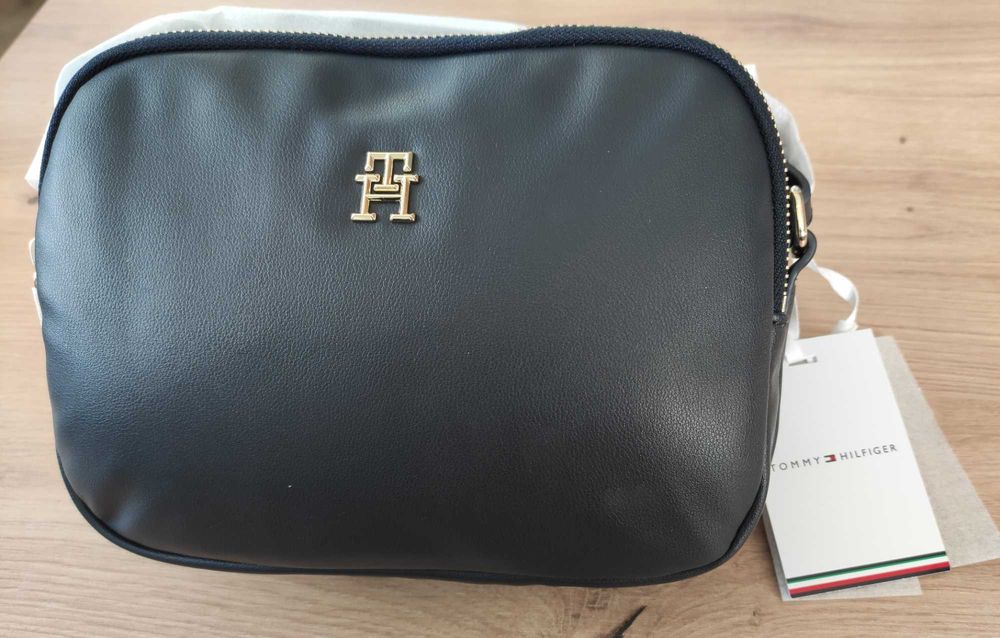Нова чантичка Tommy Hilfiger