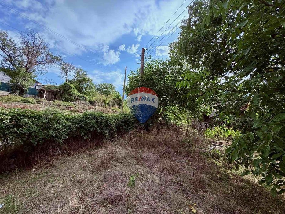 Атрактивен парцел с къща на добра локация за продажба, с. Кранево, Я.