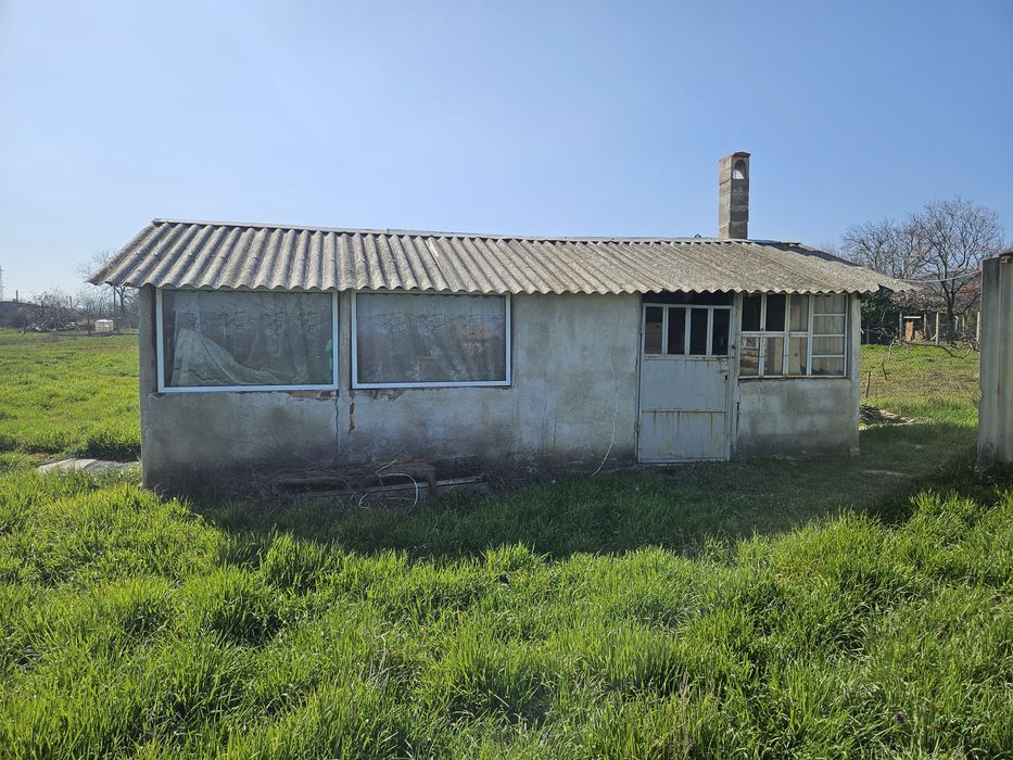 Полумасивна къща + стопанска постройка в 1824 кв парцел