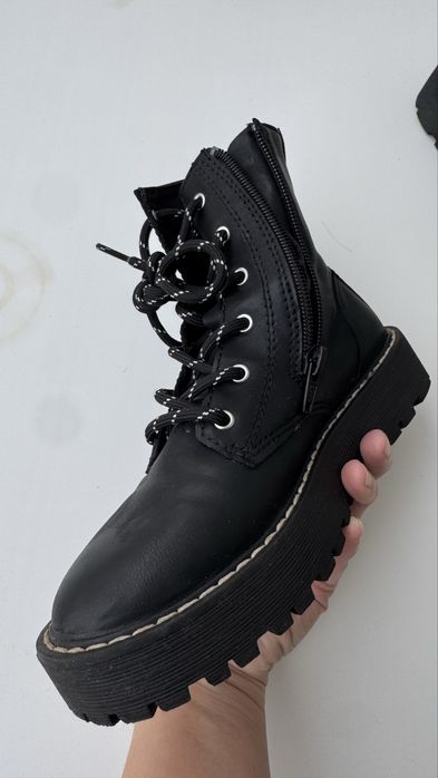 Продам на девочку детскую обувь