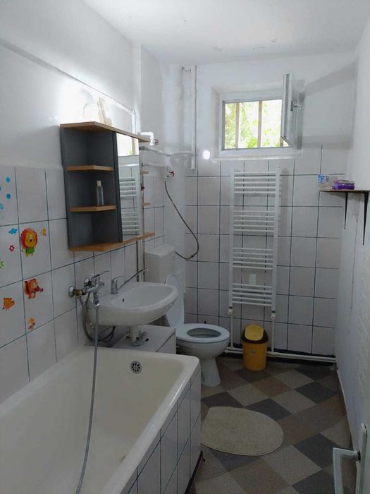 Inchiriez apartament 2 camere, parter,ultracentral in Pascani