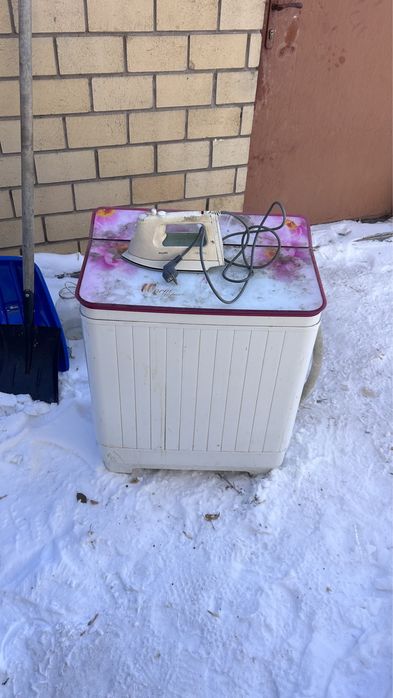 Продам б/у полустириалную машину и утюг  на запчасти