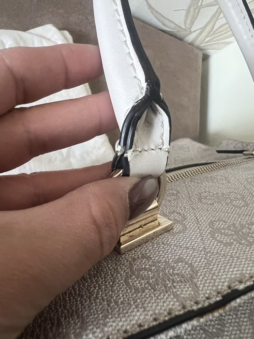 Дамски чанти Guess