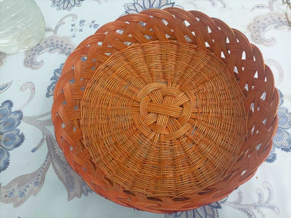 Корзина плетёная или сават.