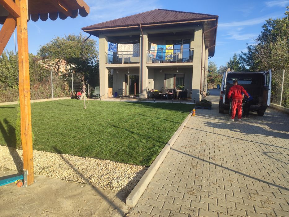 Gazon rulou sport 24 de lei m2. Transport și montaj inclus în preț.