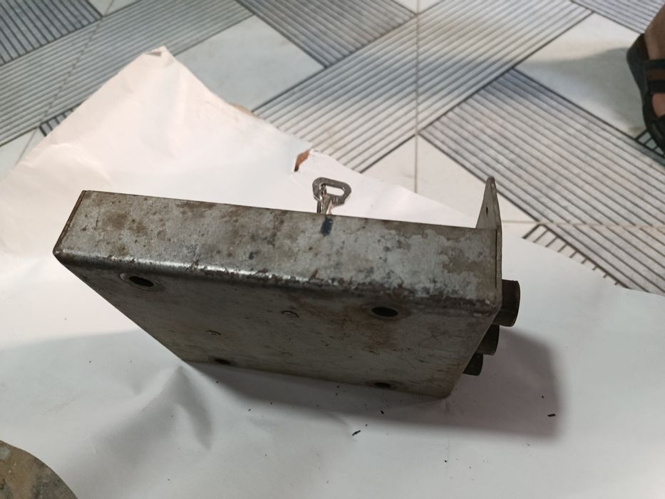 Замок для гаража с ключом