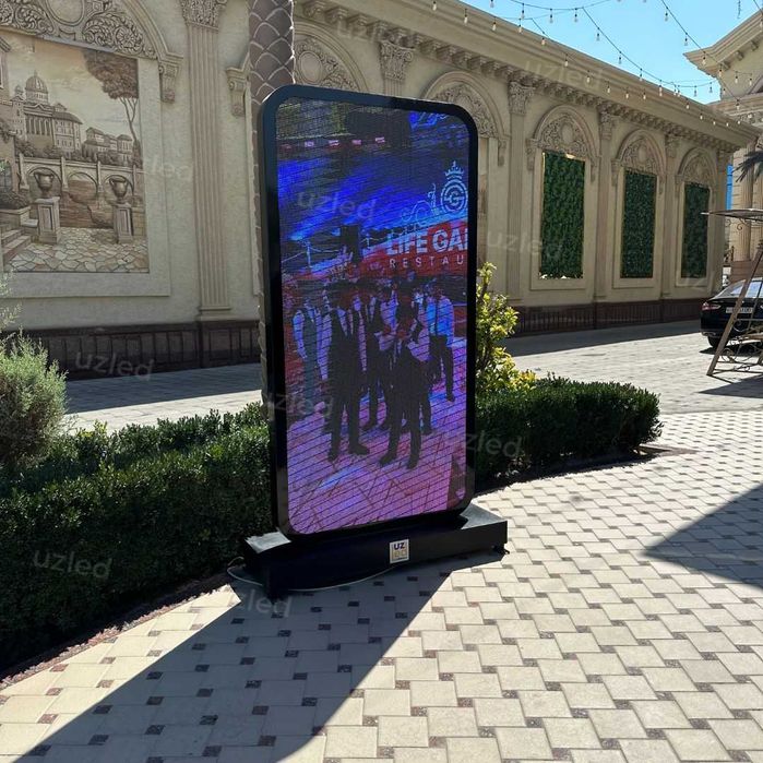 LED экран над входом в супермаркет Витринные LED экраны