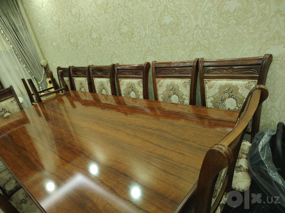 Стол и стулья для 14 персон