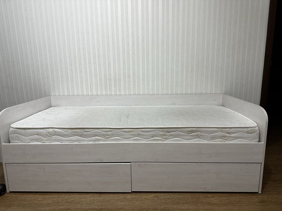 Продам подростковую кровать с матрасом  в идеальном состоянии