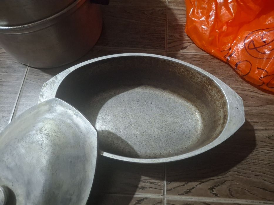 Продам чугунные кастрюли утятница