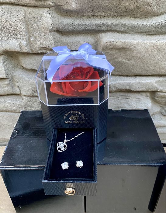 Вечна роза с бижу колие и обеци - прожектор "Обичам те на 100 езика"