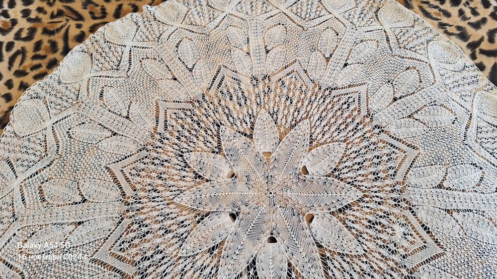 Ръчно плетена  кръгла покривка за маса.