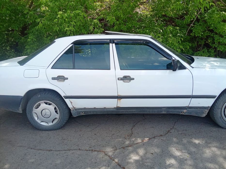 Продам машину мерседес 230Е