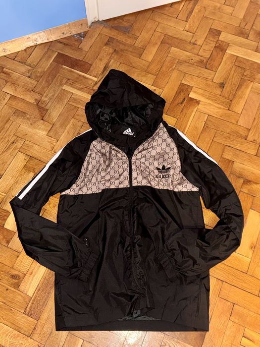 Черно яке Adidas Originals с бежово-кафяв монограм.