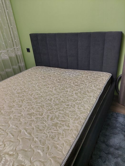 Кровать двуспальная с матрасом
