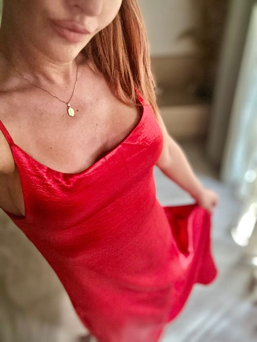 Червена рокля от блестящ сатен