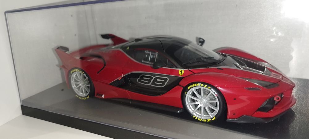 Ferrari FXX-K Bburago Signature 1:18 + Дисплей кейс