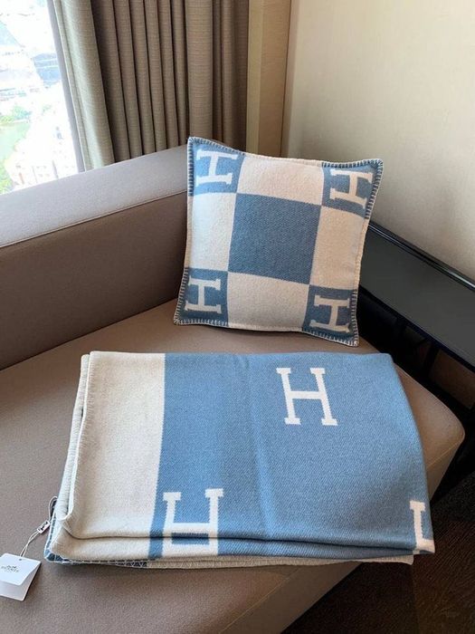 Hermes одеяло и възглавница