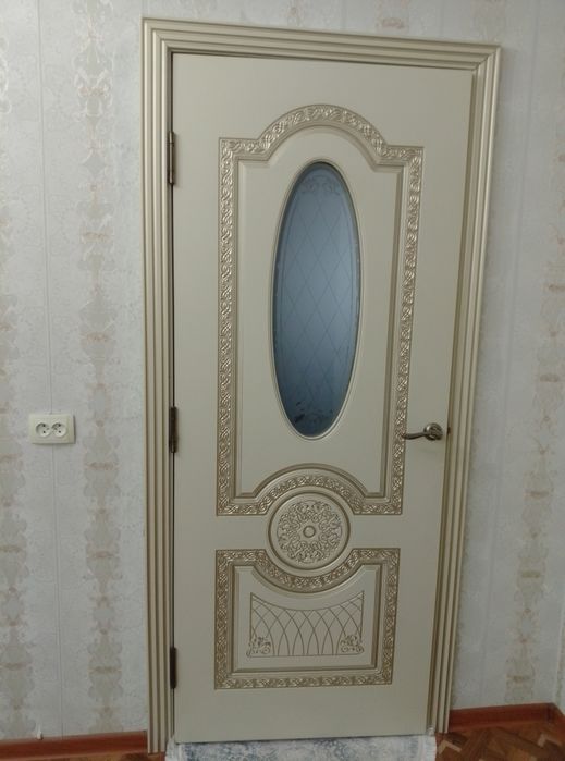 Двери стол стулья кухня