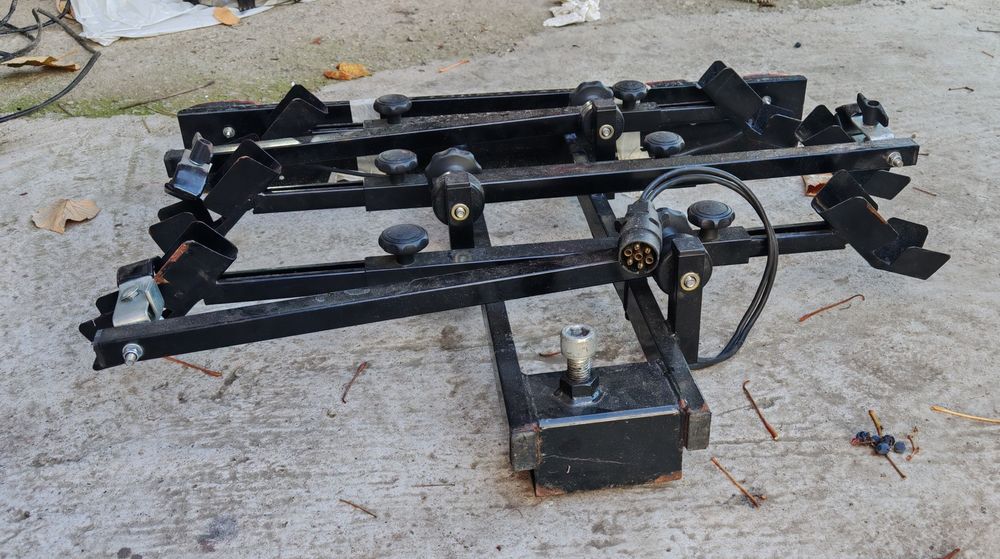Suport pentru 3 biciclete montat pe cui auto