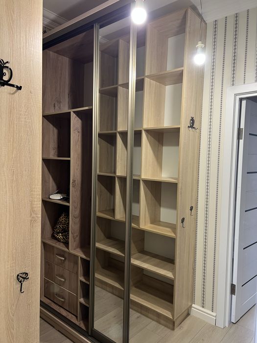 Продам шкаф в спальню и стол