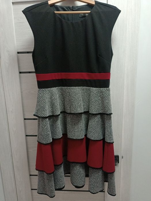 Платье с воланами из плотной ткани