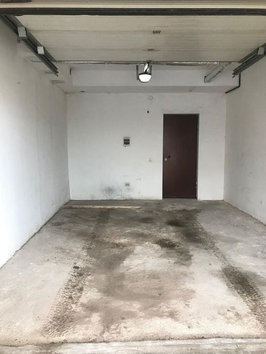 Гараж под домом .