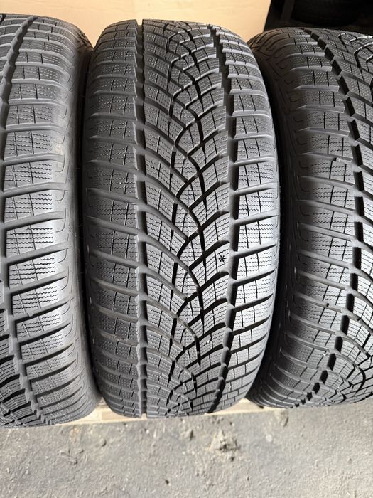 4 anvelope iarna 225/50/18 Goodyear Runflat ca noi!